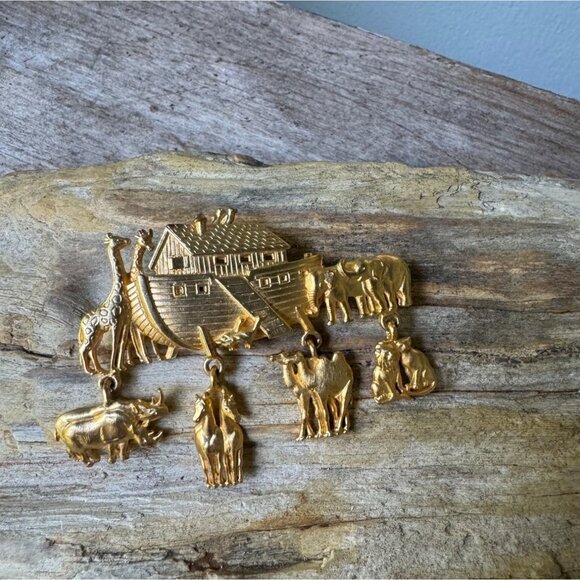 Vintage JJ Noahs Ark Gold-Tone Brooch With Animal Charms - Picture 1 of 6